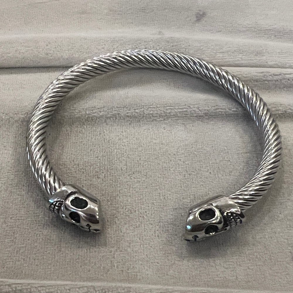 Silver Skull unisex NWOT Bracelet
